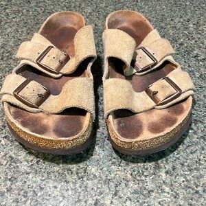 Birkenstock Arizona Big Buckle
Nubuck Leather
Size: 39 medium/narrow.
Color: tan